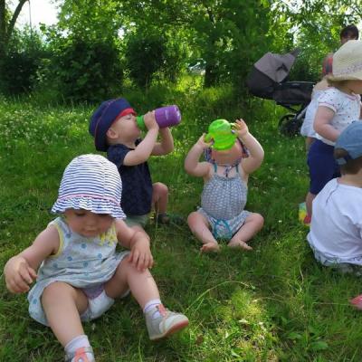 On goûte dans l'herbe
